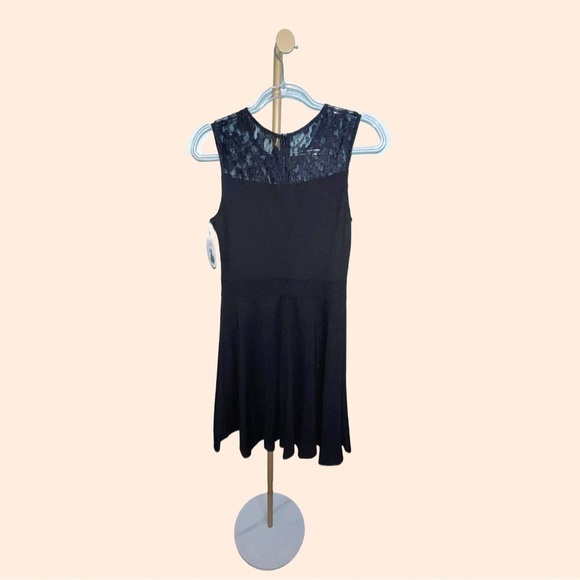 Women's A-Line Pleated Sleeveless Little Cocktail Party Dress with Floral Lace - Picture 5 of 7